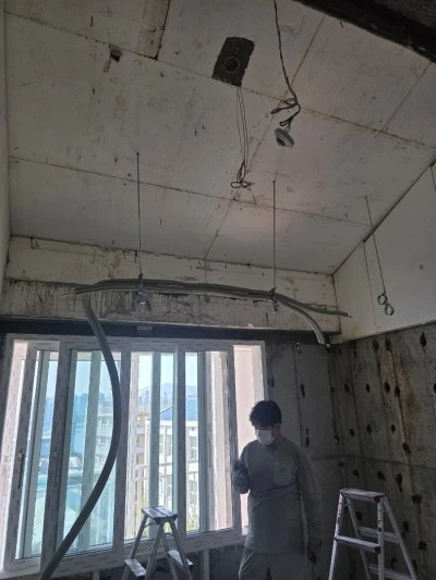 용산 보광동 삼성리버빌 구축 아파트 시스템에어컨 설치 시 주의해야 할 선배관 시공 포인트 · 시공 사진 6